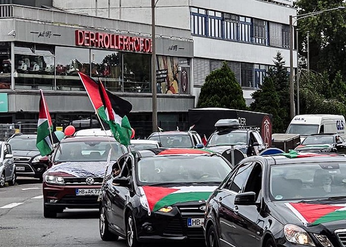 جانب من مسيرة مركبات بمدينة بريمن الألمانية تنديدا باستمرار جرائم الاحتلال في غزة